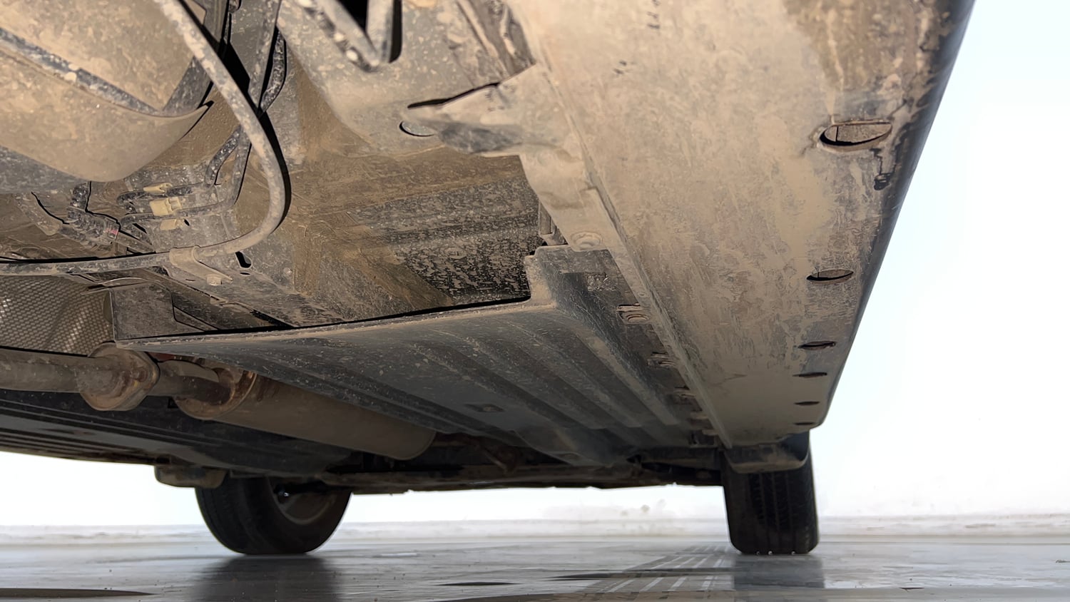 Used 2023 Toyota Urban Cruiser Hyryder V AT NeoDrive Petrol Automatic extra REAR RIGHT UNDERBODY VIEW