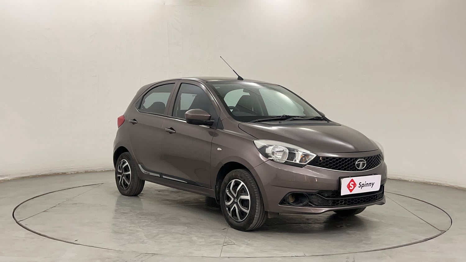 Used 2018 Tata Tiago Revotron XT Petrol Manual exterior RIGHT FRONT CORNER VIEW