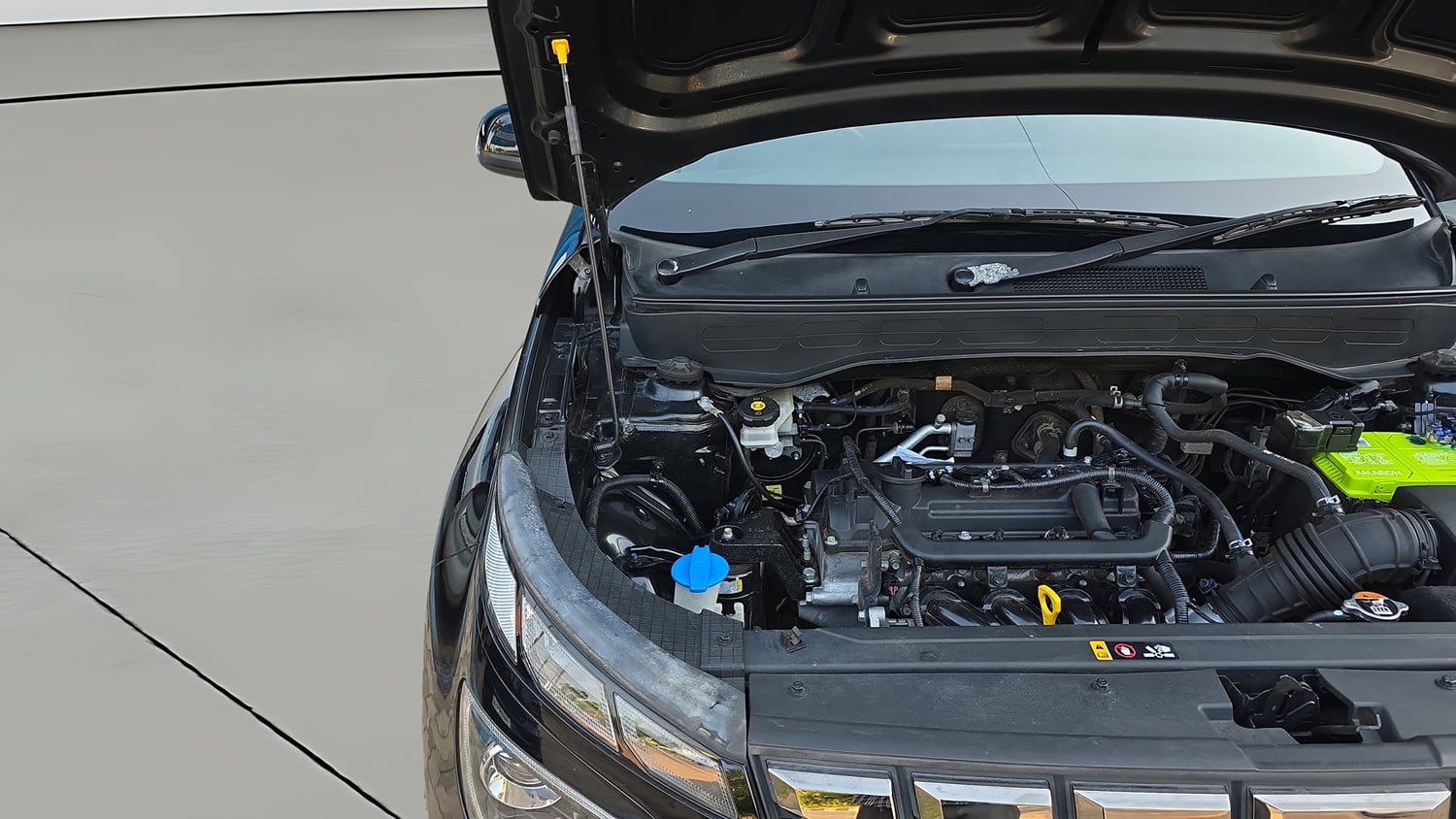 Used 2023 Hyundai Venue SX 1.2 Petrol Petrol Manual engine ENGINE RIGHT SIDE HINGE & APRON VIEW