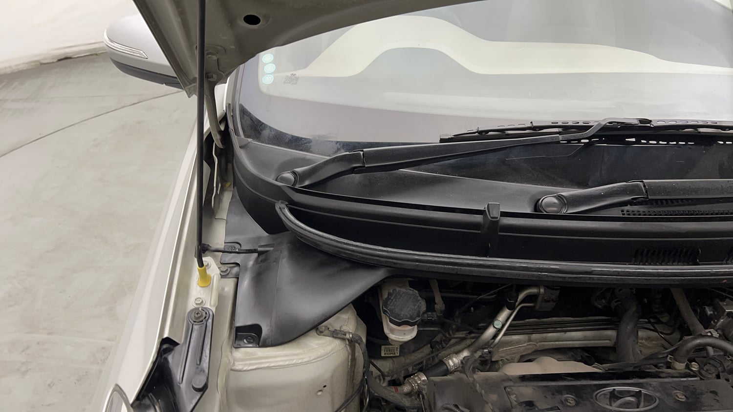 Used 2017 Hyundai Elite i20 Sportz 1.2 Petrol Manual engine ENGINE RIGHT SIDE HINGE & APRON VIEW