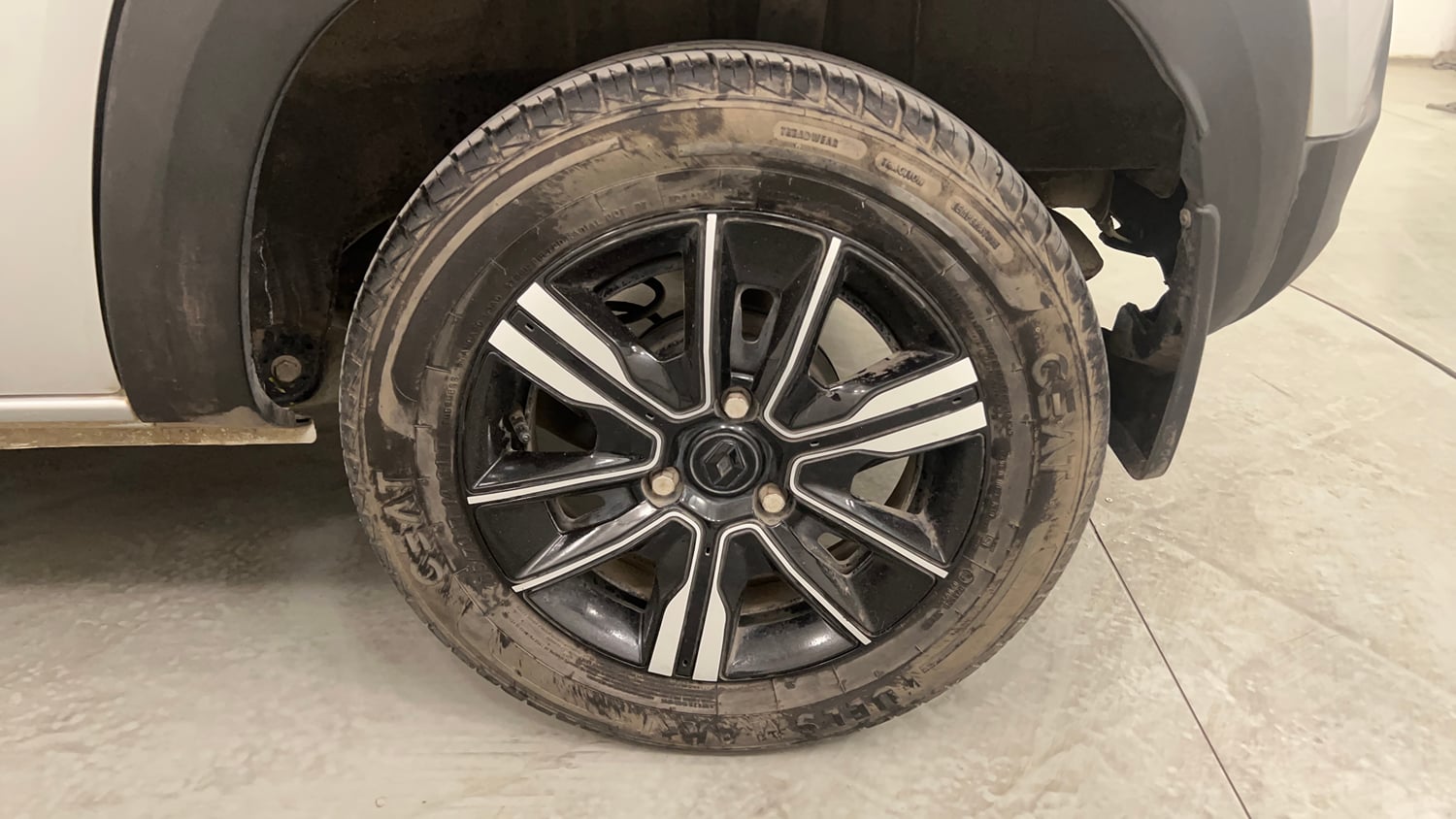 Used 2022 Renault Kwid CLIMBER AMT Petrol Automatic tyres LEFT REAR TYRE RIM VIEW