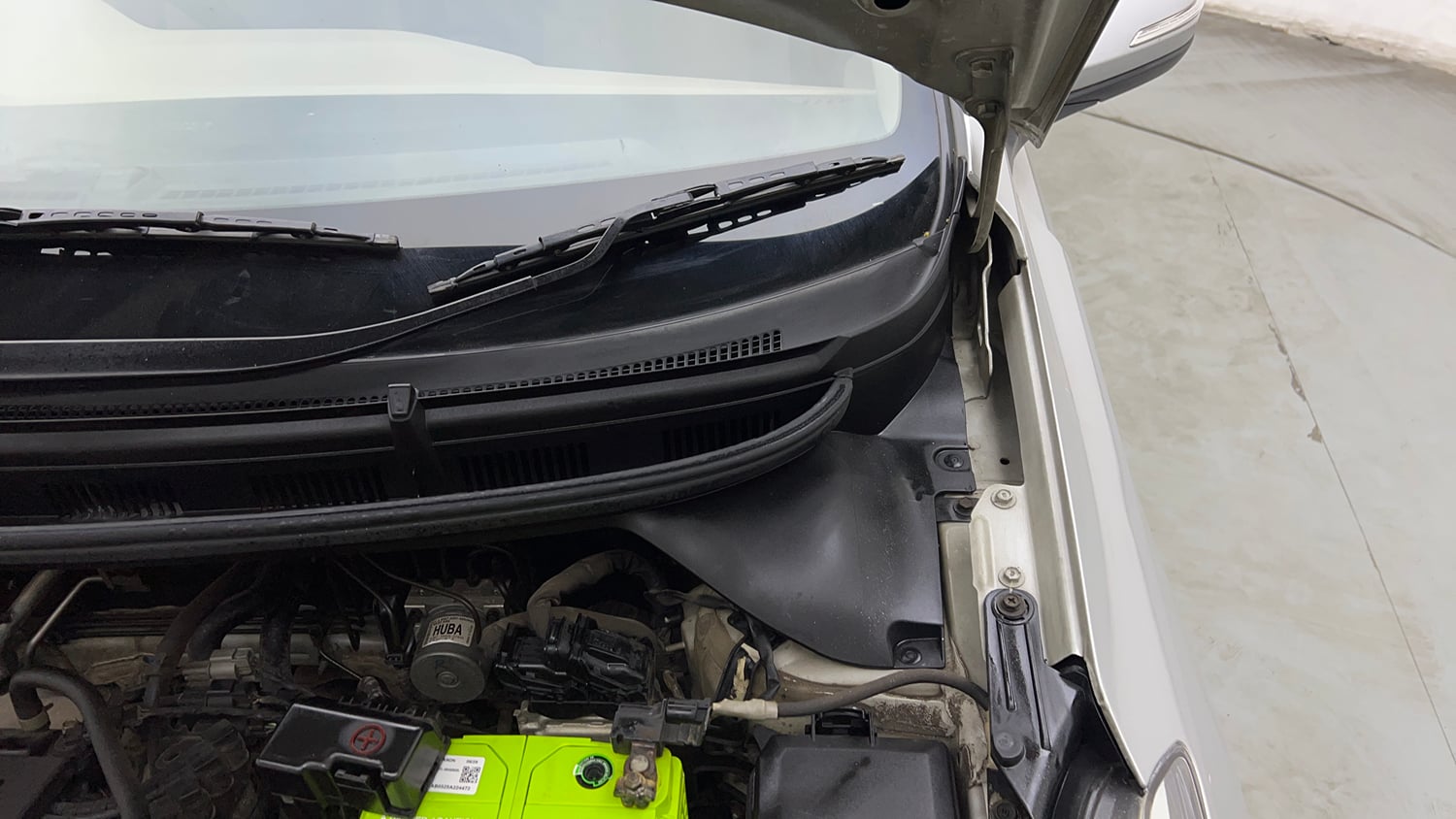 Used 2017 Hyundai Elite i20 Sportz 1.2 Petrol Manual engine ENGINE LEFT SIDE HINGE & APRON VIEW