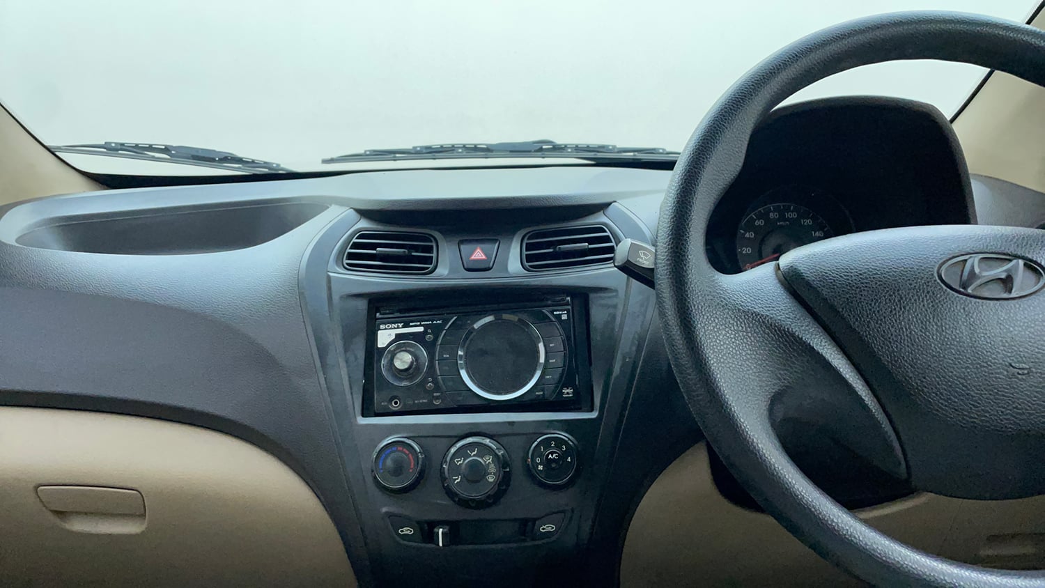 Used 2016 Hyundai Eon D-Lite + Petrol Manual interior MUSIC SYSTEM & AC CONTROL VIEW