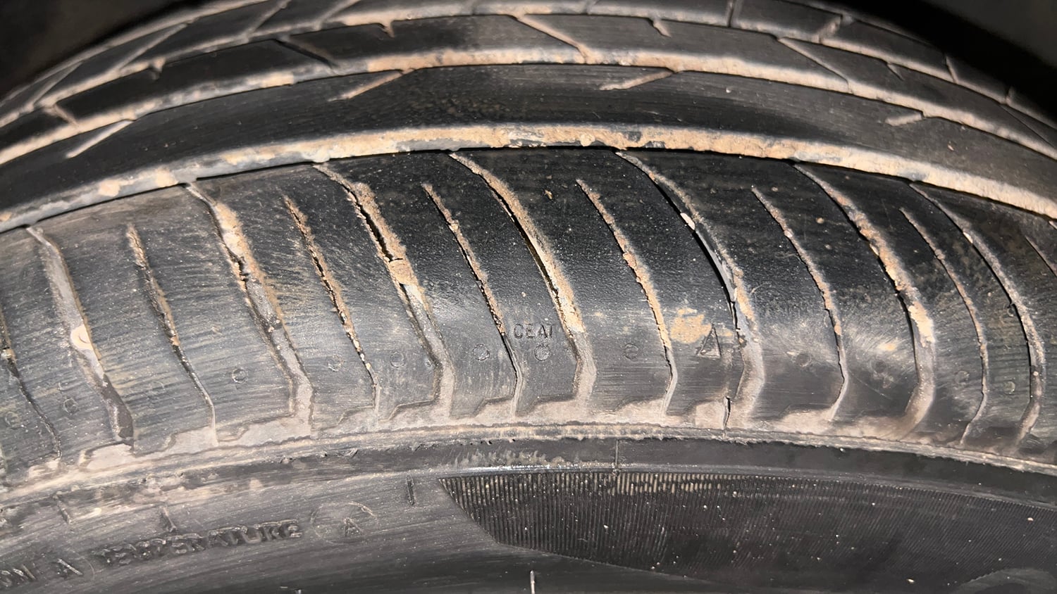Used 2025 Nissan Magnite Visia B4D 1.0 Petrol AMT Petrol Automatic tyres RIGHT FRONT TYRE TREAD VIEW