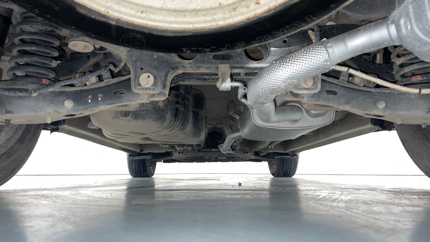 Used 2021 Mahindra XUV700 AX 7 Petrol AT Luxury Pack 7 STR Petrol Automatic extra REAR UNDERBODY VIEW (TAKEN FROM REAR)