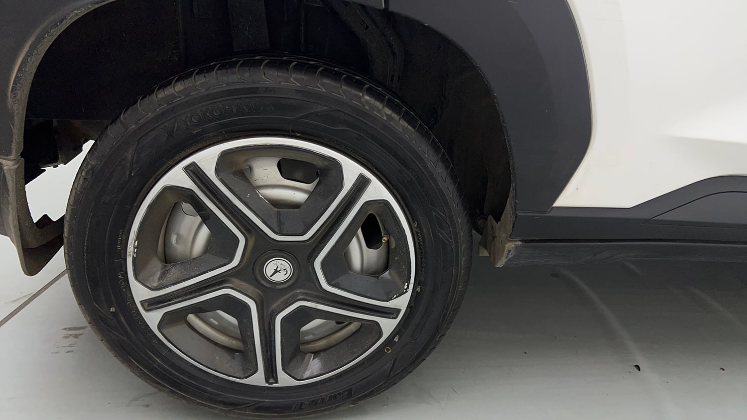 Used 2023 Nissan Magnite XE Petrol Manual tyres RIGHT REAR TYRE RIM VIEW