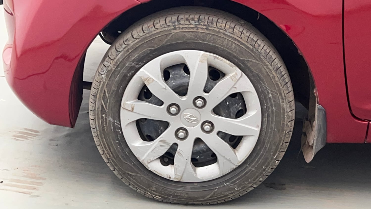 Used 2015 Hyundai Eon Magna + Petrol Manual tyres LEFT FRONT TYRE RIM VIEW