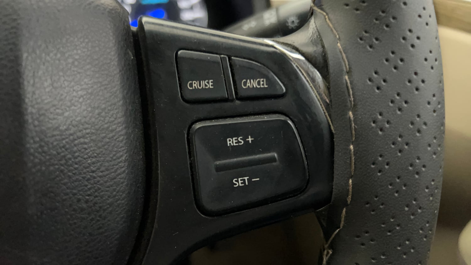 Used 2022 Maruti Suzuki Ciaz Zeta 1.5 Petrol Manual top_features Cruise control