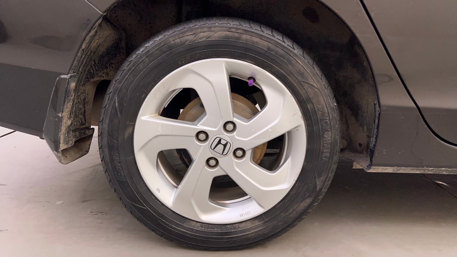 Used 2016 Honda City V Petrol Manual tyres RIGHT REAR TYRE RIM VIEW