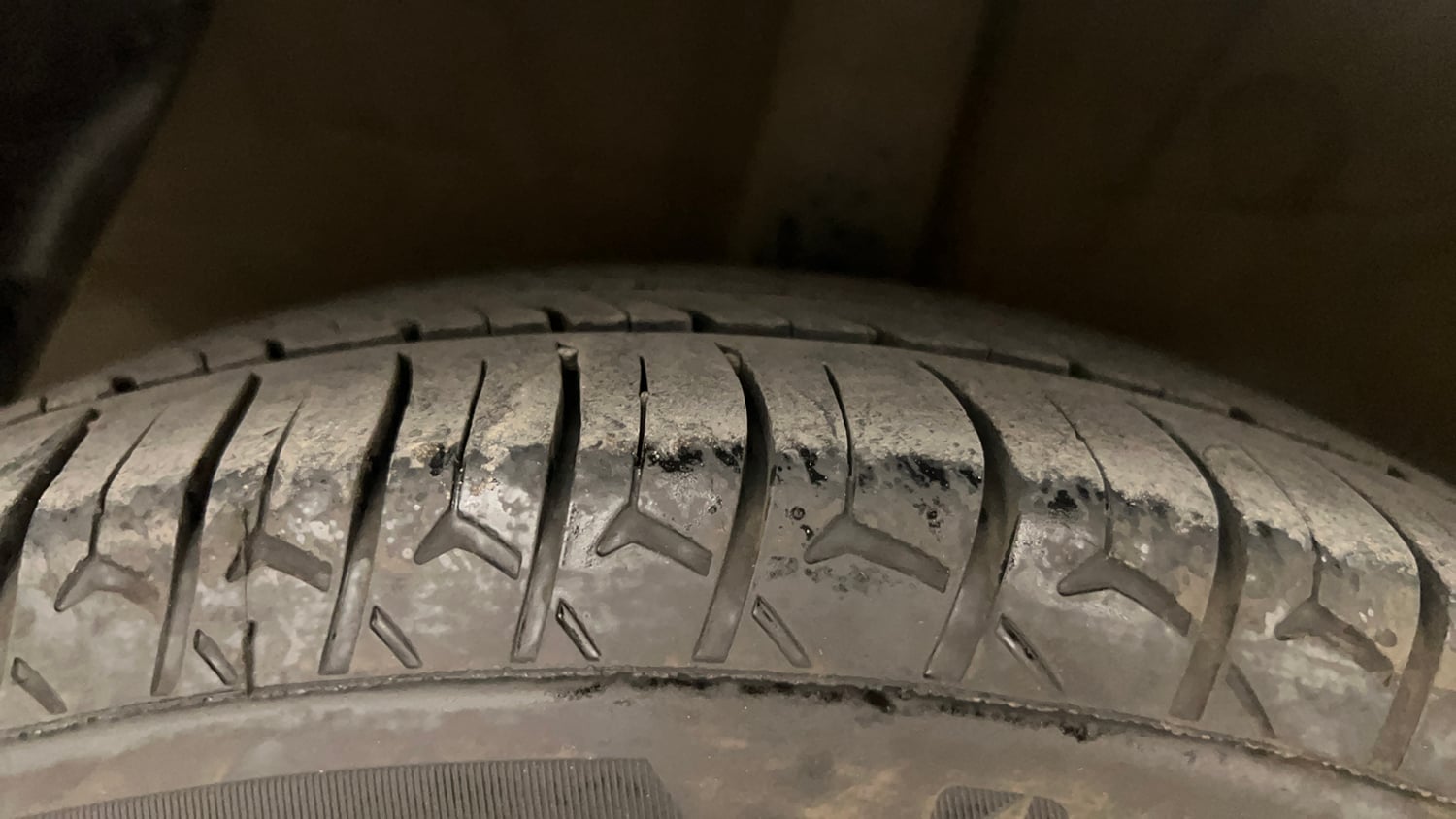 Used 2015 Hyundai Grand i10 Asta AT 1.2 Kappa VTVT Petrol Automatic tyres RIGHT REAR TYRE TREAD VIEW