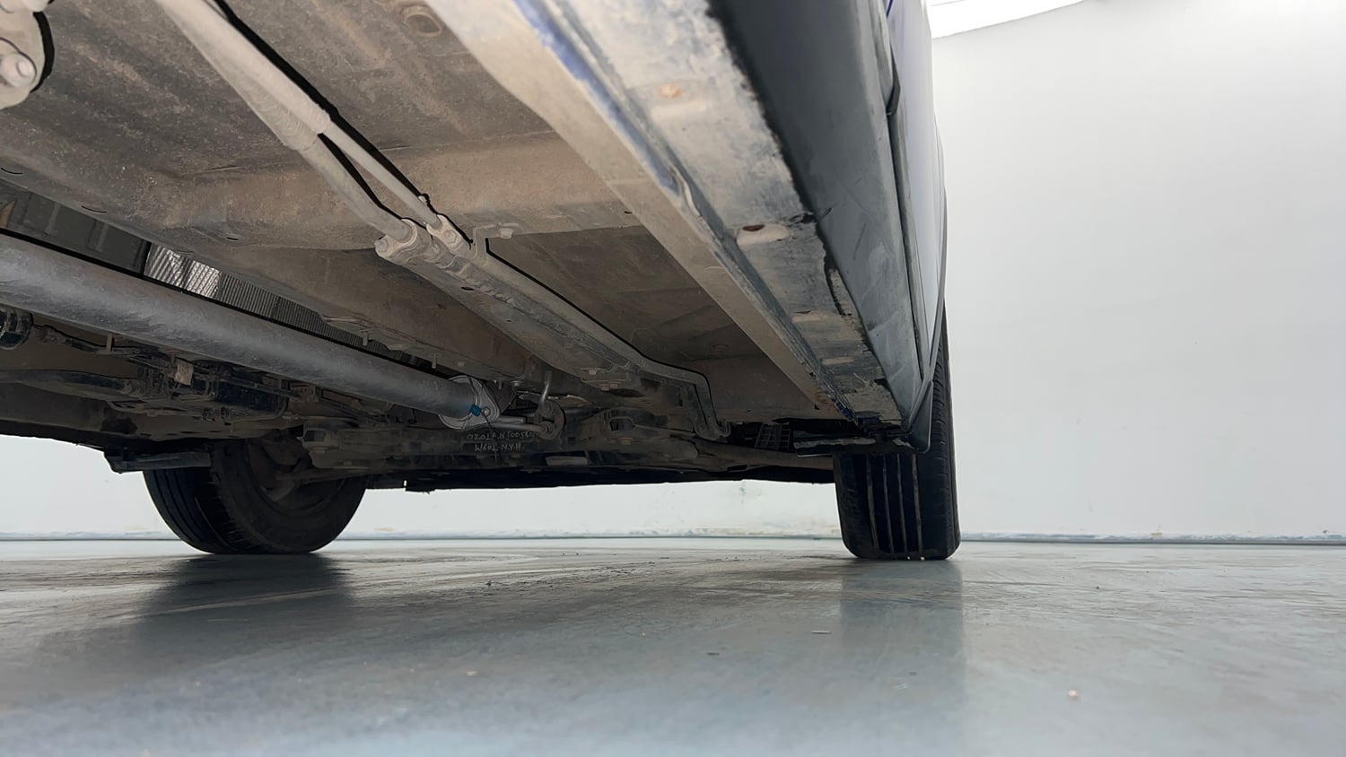 Used 2021 Mahindra XUV700 AX 7 Petrol AT Luxury Pack 7 STR Petrol Automatic extra REAR RIGHT UNDERBODY VIEW