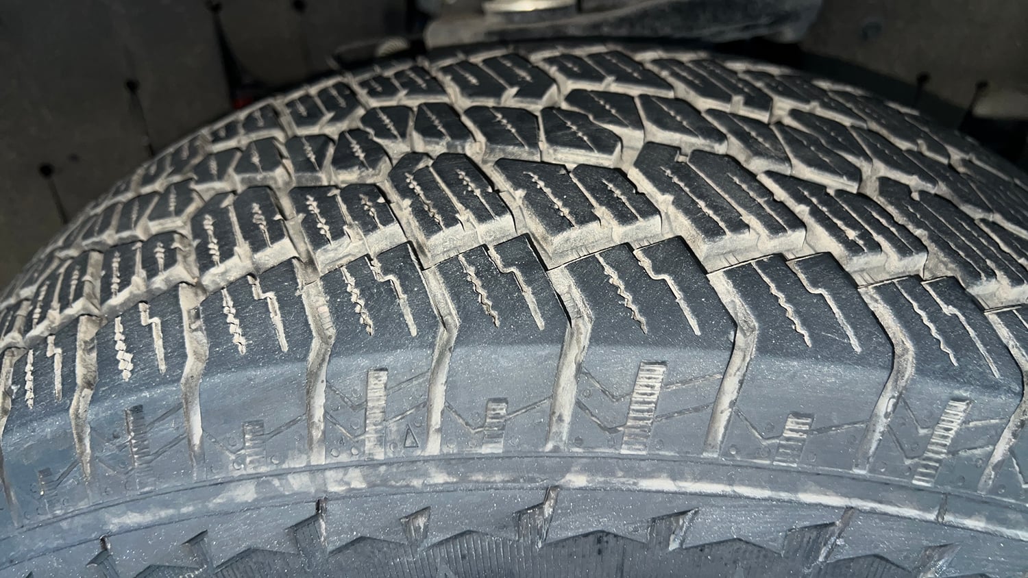 Used 2025 Mahindra Thar Roxx AX7 L Diesel AT 2WD Diesel Automatic tyres RIGHT FRONT TYRE TREAD VIEW