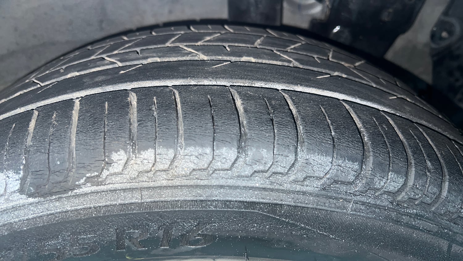 Used 2020 Hyundai New i20 Asta (O) 1.0 Turbo DCT Petrol Automatic tyres LEFT REAR TYRE TREAD VIEW