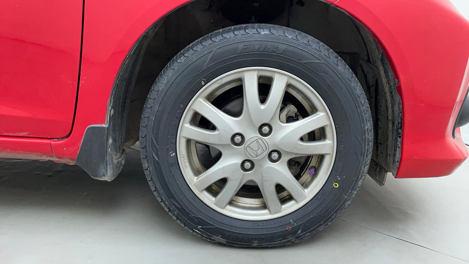 Used 2016 Honda Brio VX MT Petrol Manual tyres RIGHT FRONT TYRE RIM VIEW