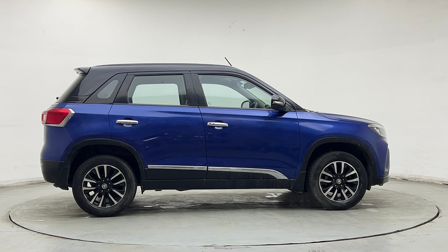 Used 2020 Toyota Urban Cruiser Premium Grade AT Dual Tone Petrol Automatic exterior RIGHT SIDE VIEW