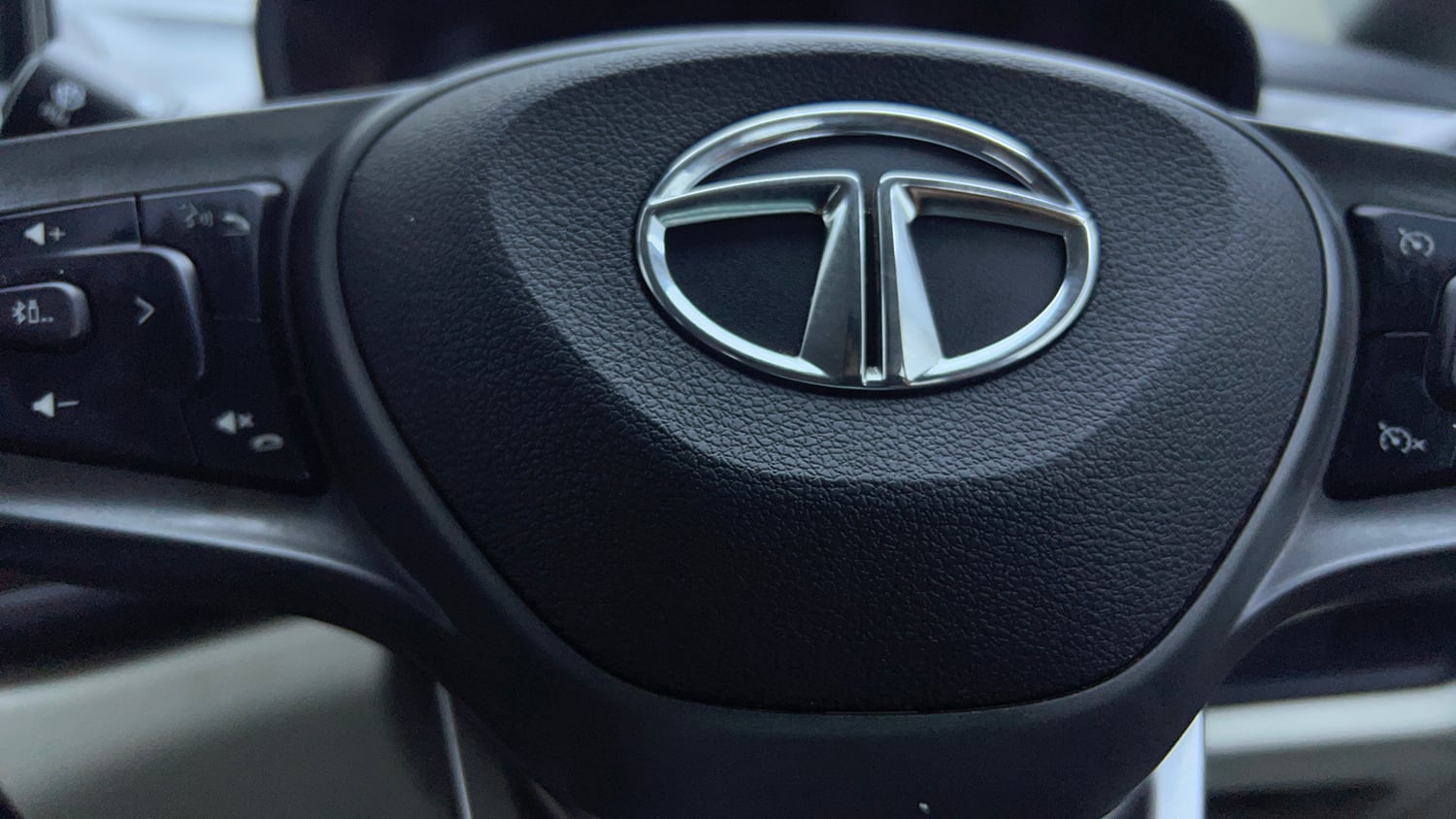 Used 2023 Tata Altroz XZA Plus Petrol Petrol Automatic top_features Airbags