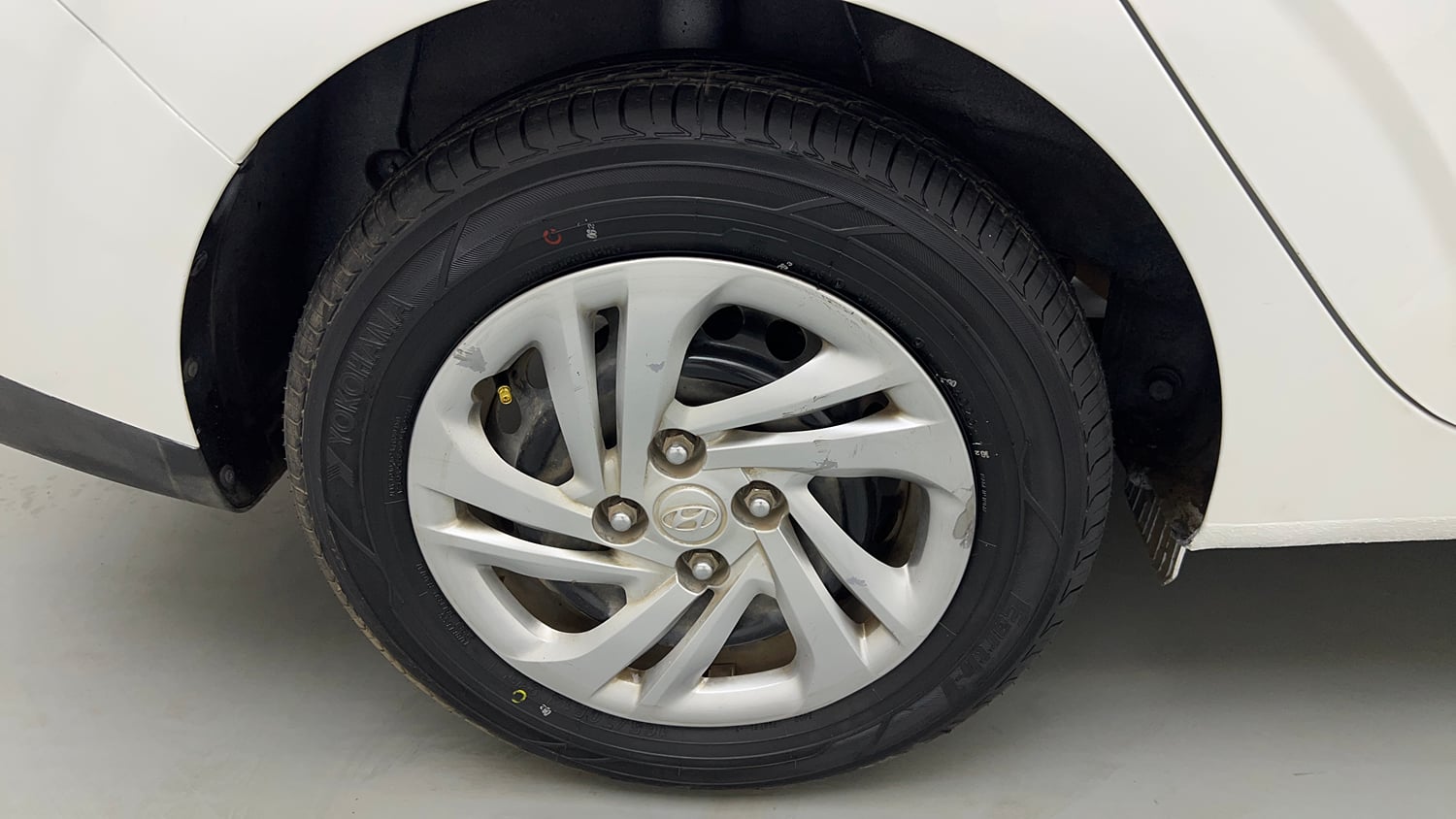 Used 2022 Hyundai Aura S 1.2 CNG Cng Manual tyres RIGHT REAR TYRE RIM VIEW