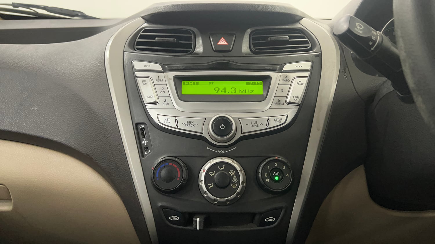 Used 2017 Hyundai Eon Magna Petrol Manual interior MUSIC SYSTEM & AC CONTROL VIEW