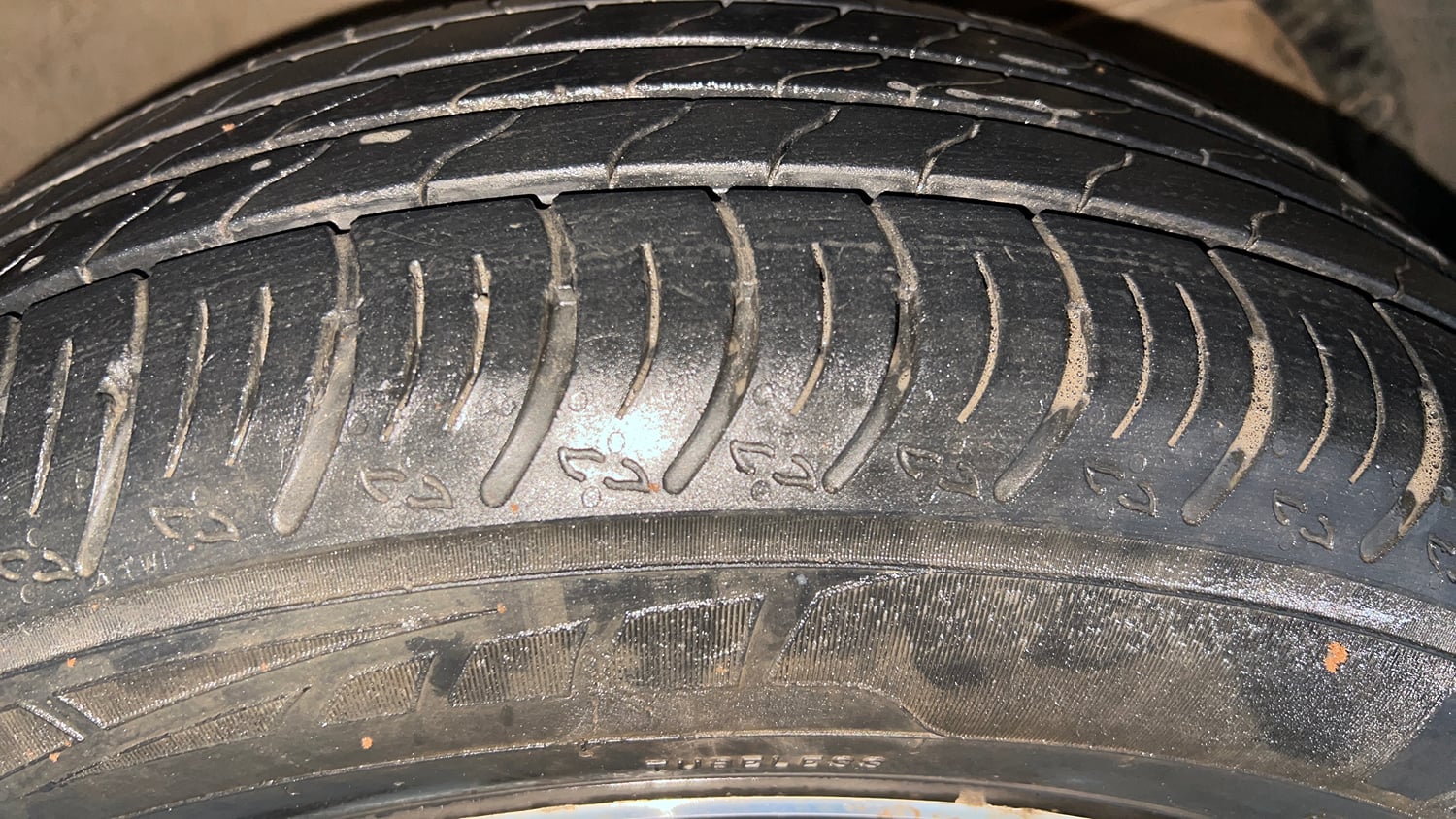 Used 2023 Maruti Suzuki XL6 Zeta MT Petrol Petrol Manual tyres RIGHT FRONT TYRE TREAD VIEW