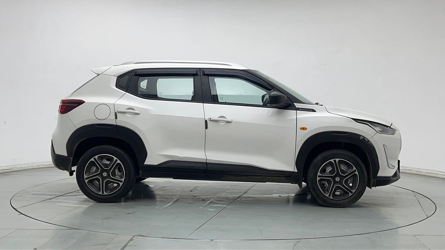 Used 2023 Nissan Magnite XE Petrol Manual exterior RIGHT SIDE VIEW