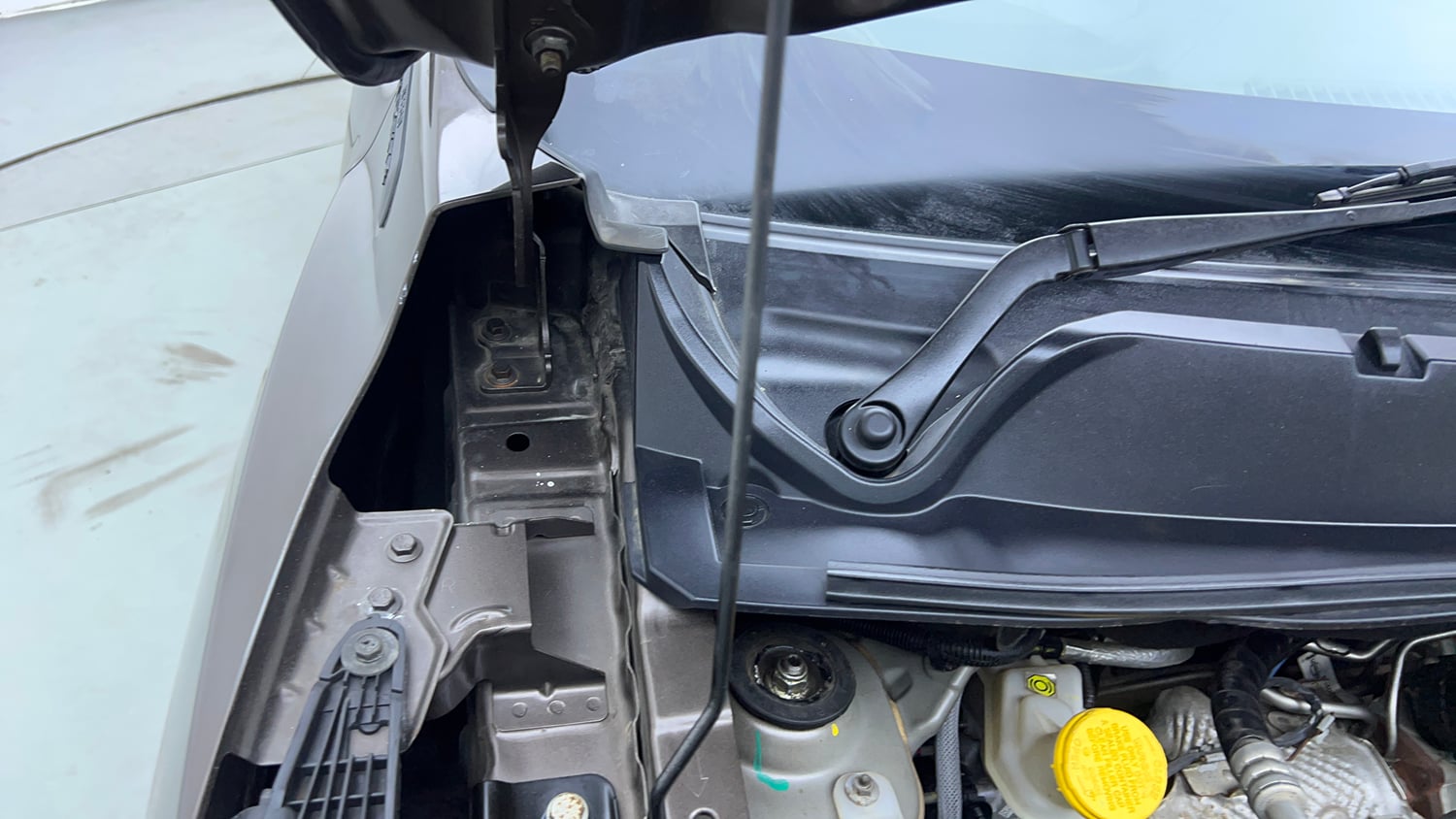Used 2022 Nissan Magnite XV Turbo CVT Petrol Automatic engine ENGINE RIGHT SIDE HINGE & APRON VIEW