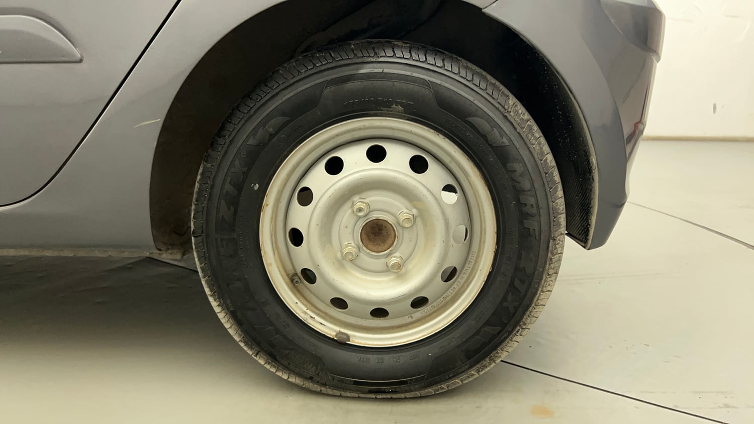 Used 2014 Hyundai i10 Magna 1.1 iRDE2 Petrol Manual tyres LEFT REAR TYRE RIM VIEW