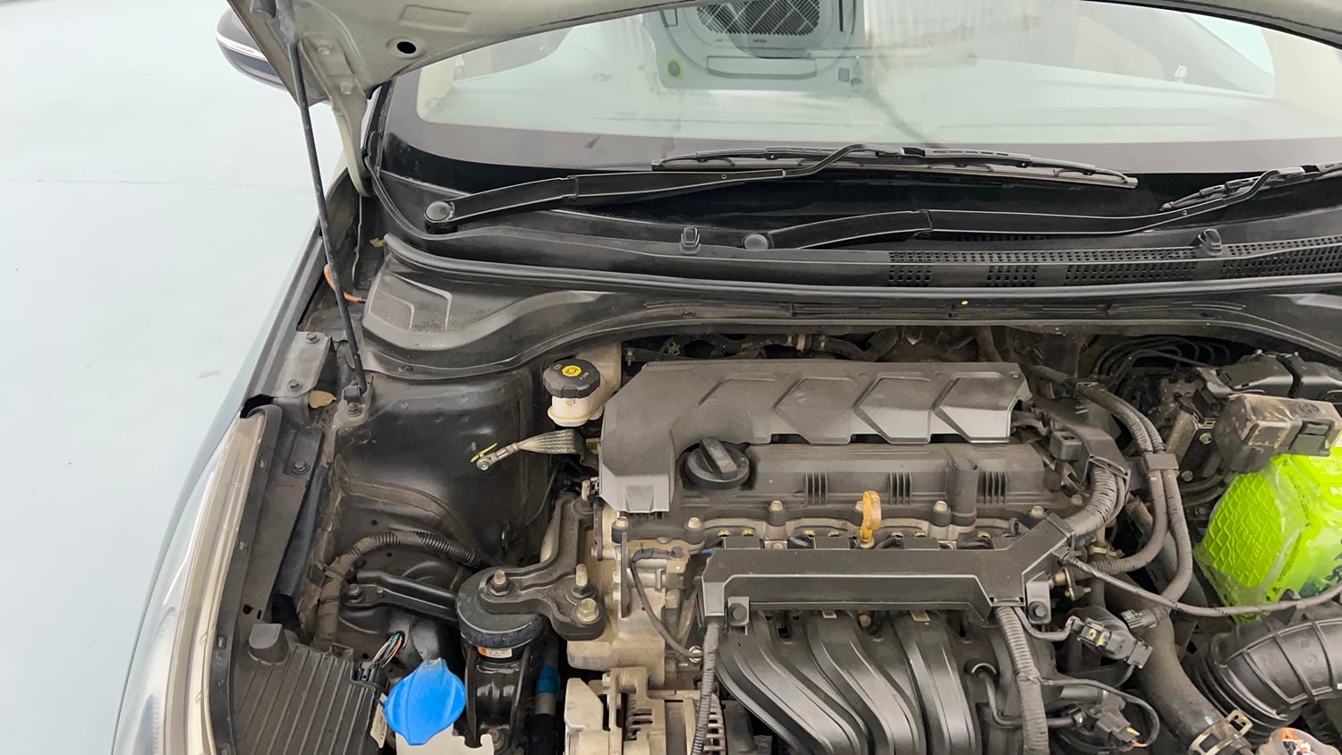 Used 2022 Hyundai Verna SX 1.5 MPi Petrol Manual engine ENGINE RIGHT SIDE HINGE & APRON VIEW
