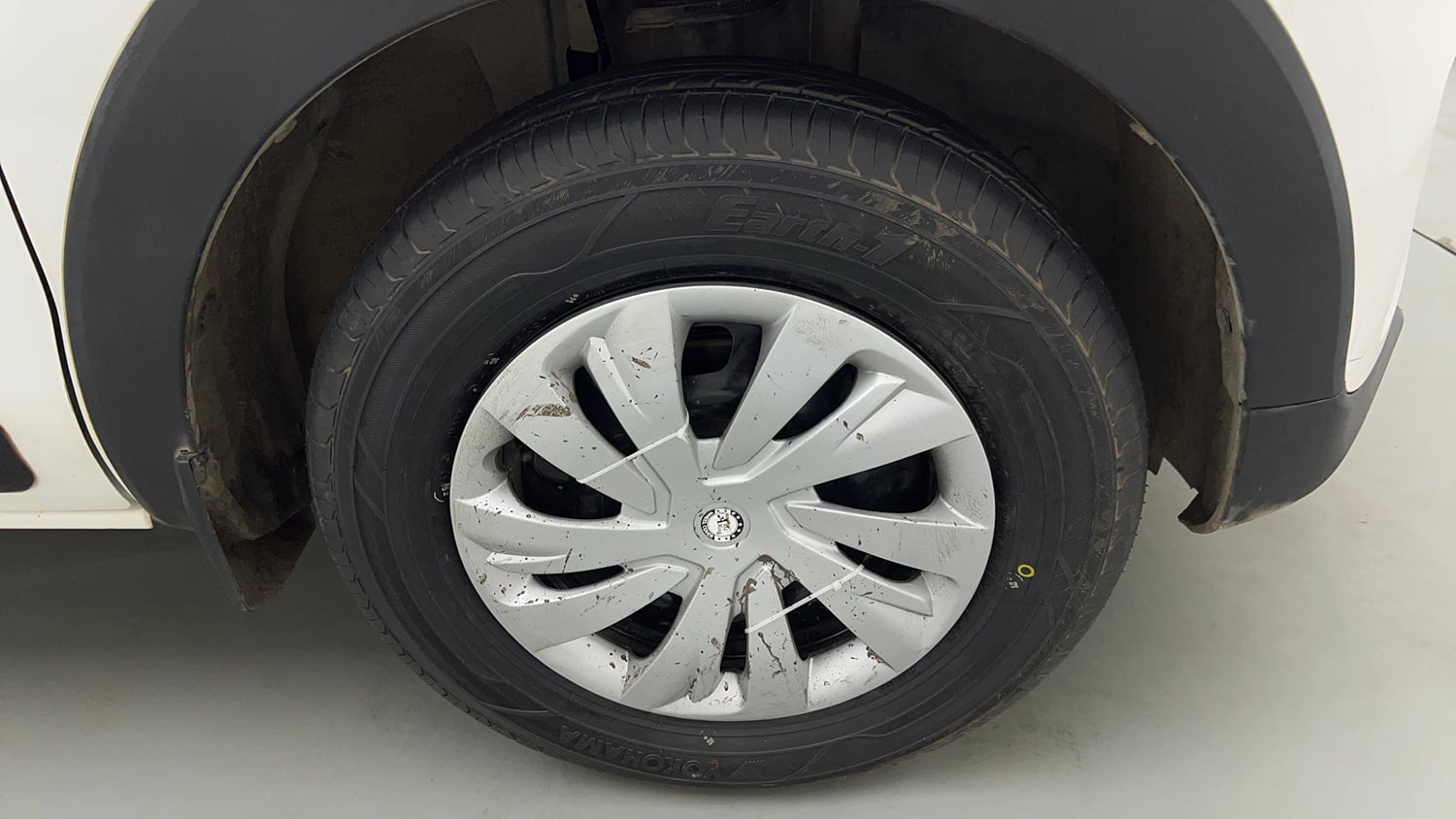 Used 2022 Renault Triber RXE Petrol Manual tyres RIGHT FRONT TYRE RIM VIEW