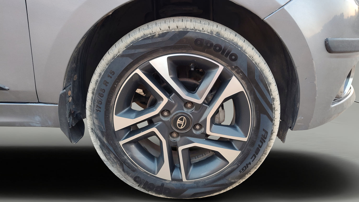 Used 2019 Tata Tiago Revotron XZ Plus Petrol Manual tyres RIGHT FRONT TYRE RIM VIEW