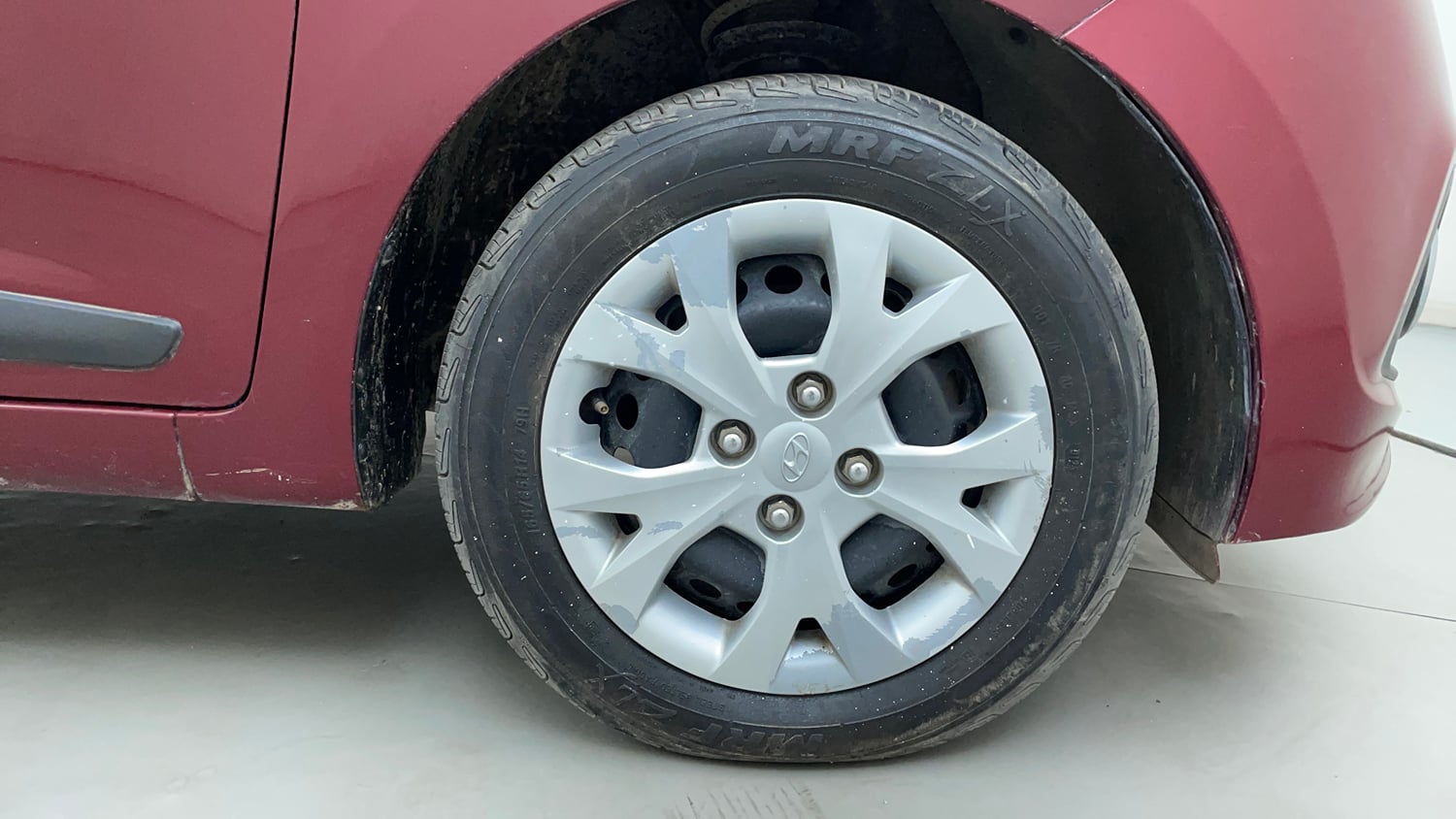 Used 2016 Hyundai Grand i10 Sportz 1.2 Kappa VTVT Petrol Manual tyres RIGHT FRONT TYRE RIM VIEW