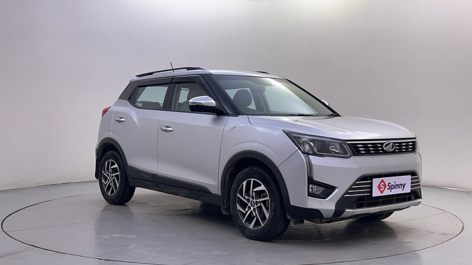 Used 2022 Mahindra XUV 300 W8 (O) 1.2 Petrol Petrol Manual exterior RIGHT FRONT CORNER VIEW