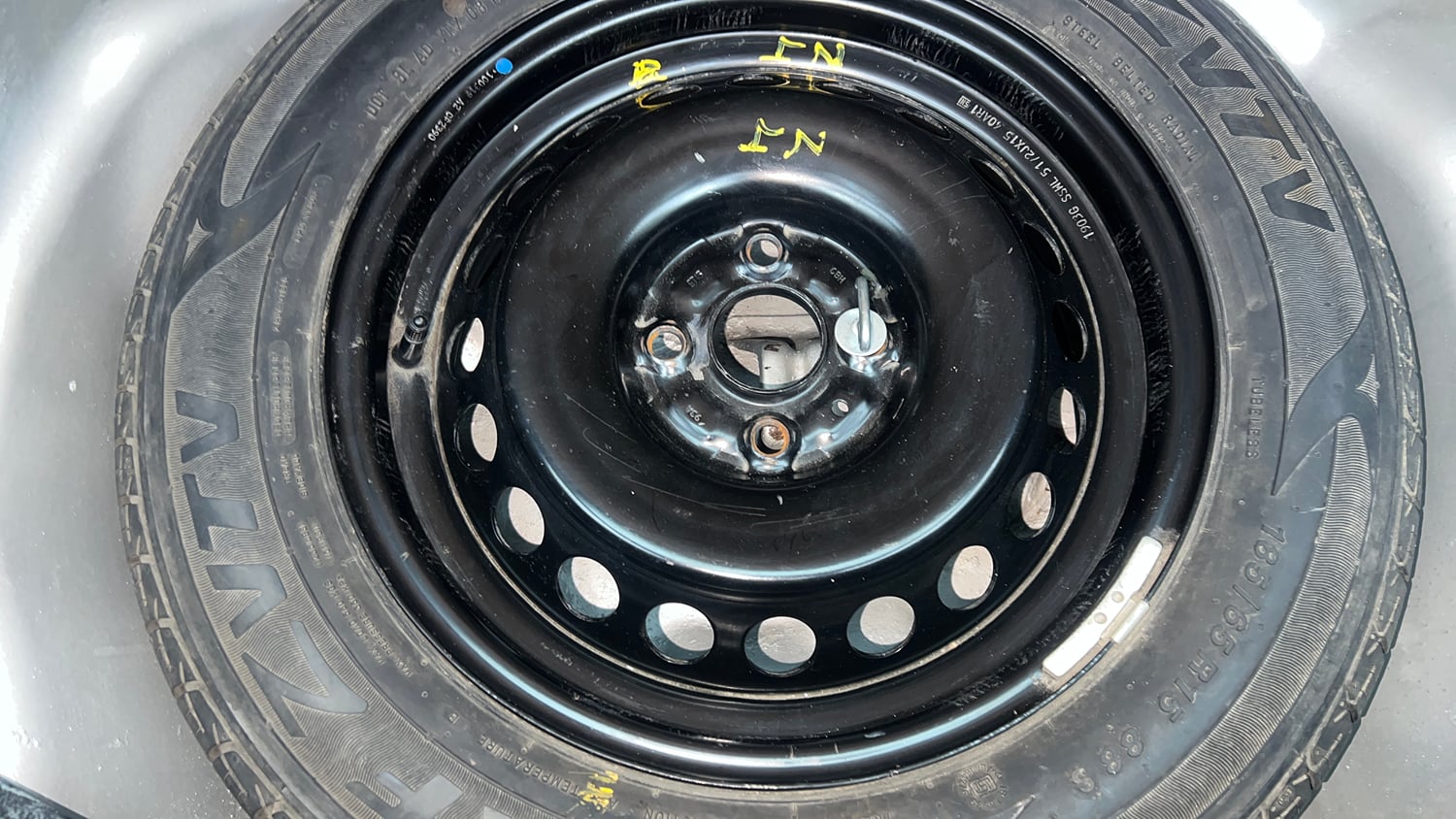 Used 2014 Maruti Suzuki Swift LXi Petrol Manual tyres SPARE TYRE VIEW