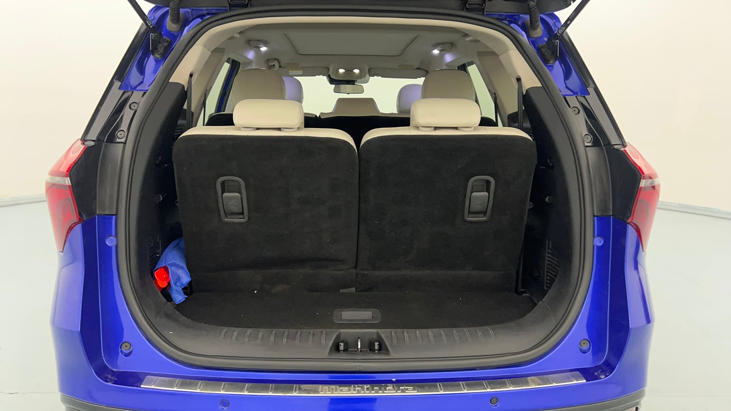 Used 2021 Mahindra XUV700 AX 7 Petrol AT Luxury Pack 7 STR Petrol Automatic interior DICKY INSIDE VIEW