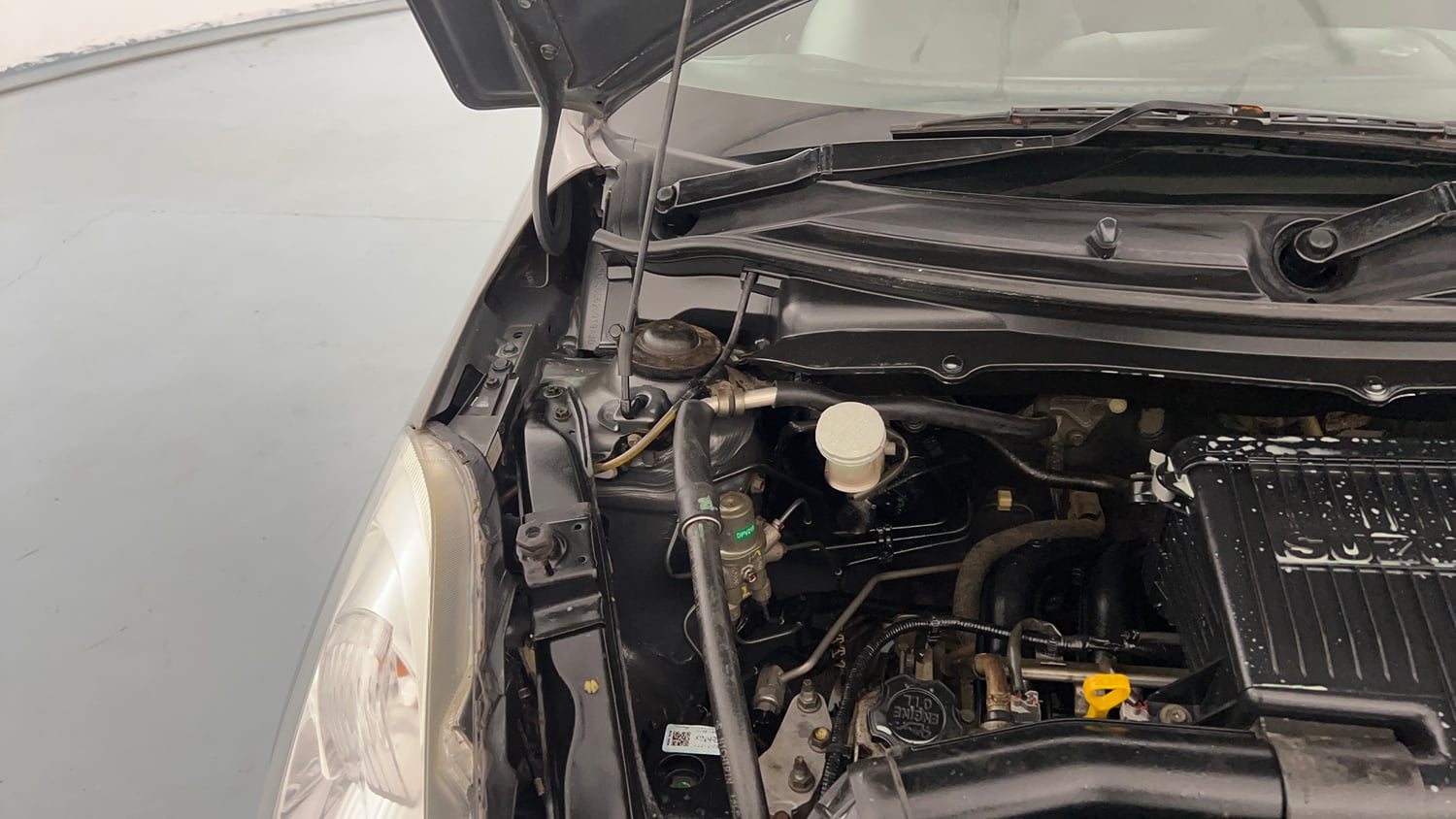 Used 2013 Maruti Suzuki Swift VXi Petrol Manual engine ENGINE RIGHT SIDE HINGE & APRON VIEW