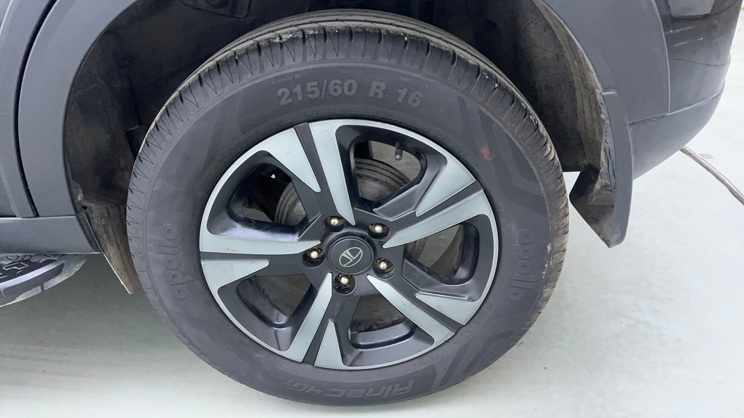 Used 2024 Tata Nexon Fearless Plus (S) 1.5 Diesel 6MT Dark Edition Diesel Manual tyres LEFT REAR TYRE RIM VIEW