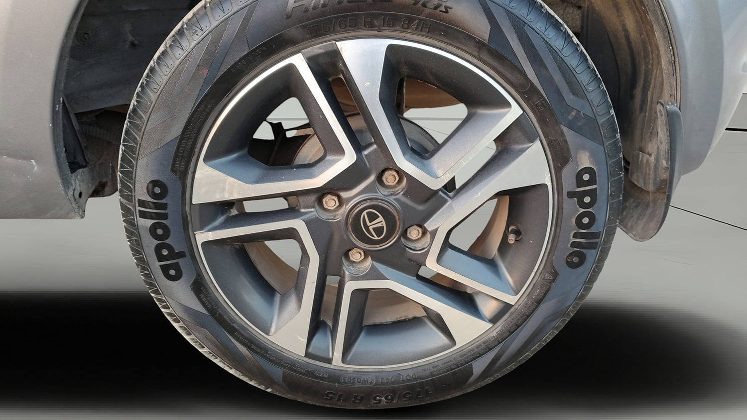 Used 2019 Tata Tiago Revotron XZ Plus Petrol Manual tyres LEFT REAR TYRE RIM VIEW