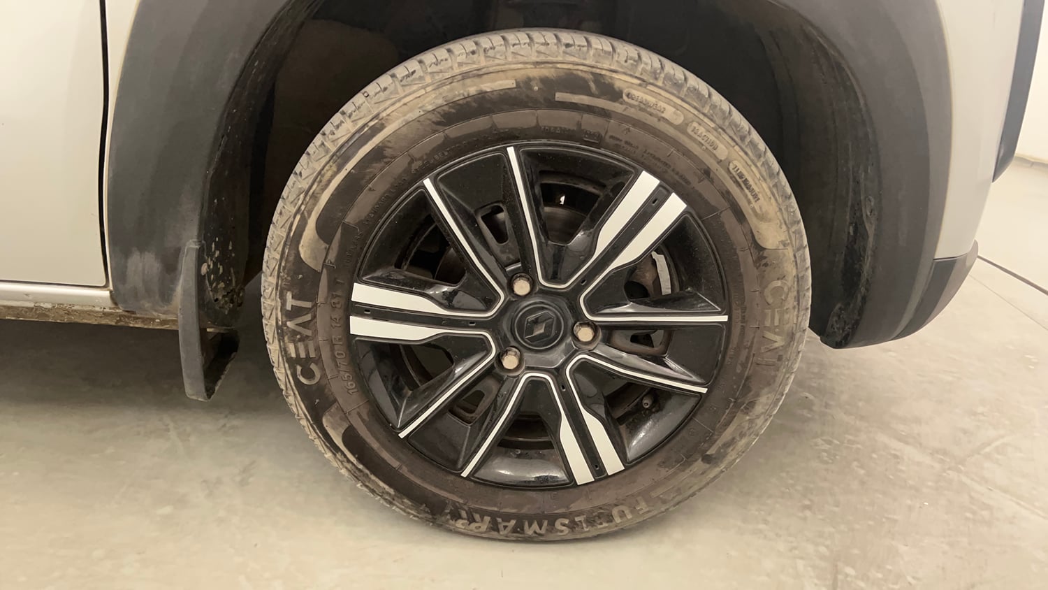 Used 2022 Renault Kwid CLIMBER AMT Petrol Automatic tyres RIGHT FRONT TYRE RIM VIEW