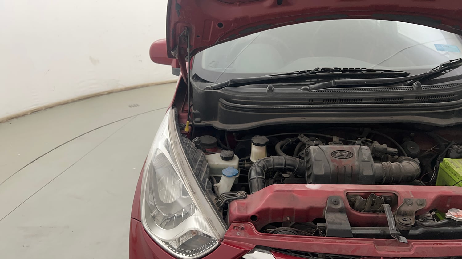 Used 2015 Hyundai Eon Magna + Petrol Manual engine ENGINE RIGHT SIDE HINGE & APRON VIEW