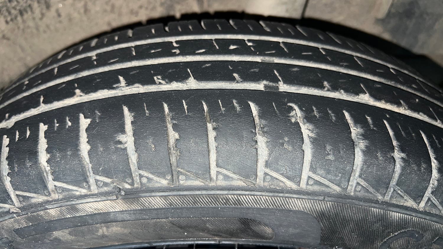 Used 2022 Renault Triber RXE Petrol Manual tyres LEFT REAR TYRE TREAD VIEW