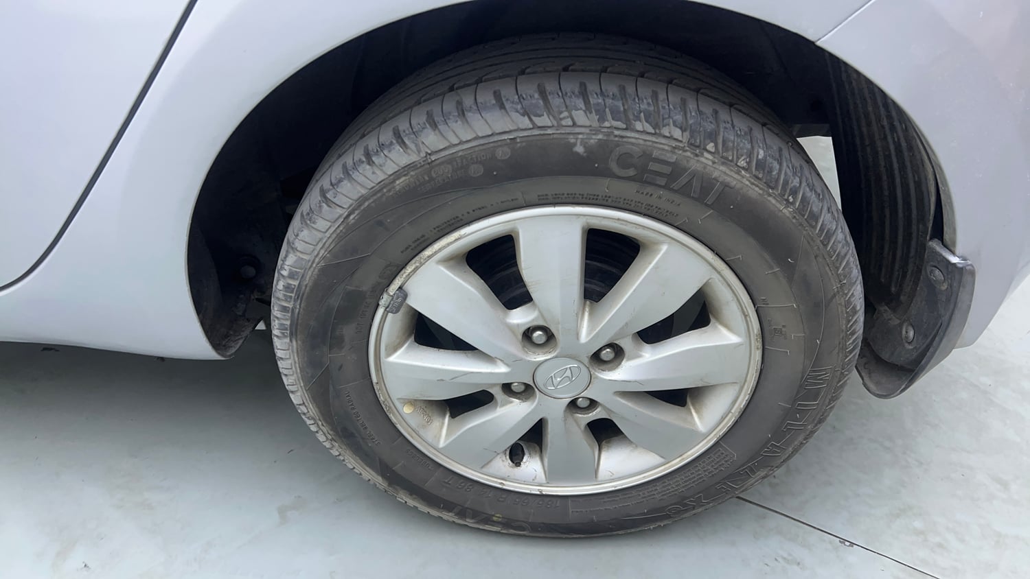 Used 2014 Hyundai i20 Sportz 1.2 Petrol Manual tyres LEFT REAR TYRE RIM VIEW