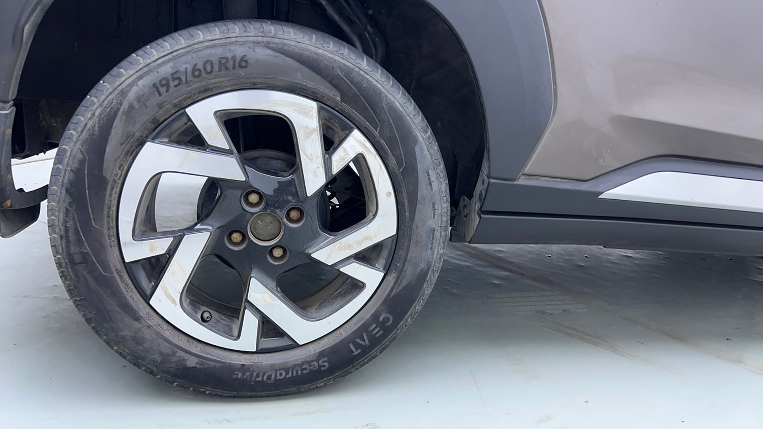 Used 2022 Nissan Magnite XV Turbo CVT Petrol Automatic tyres RIGHT REAR TYRE RIM VIEW