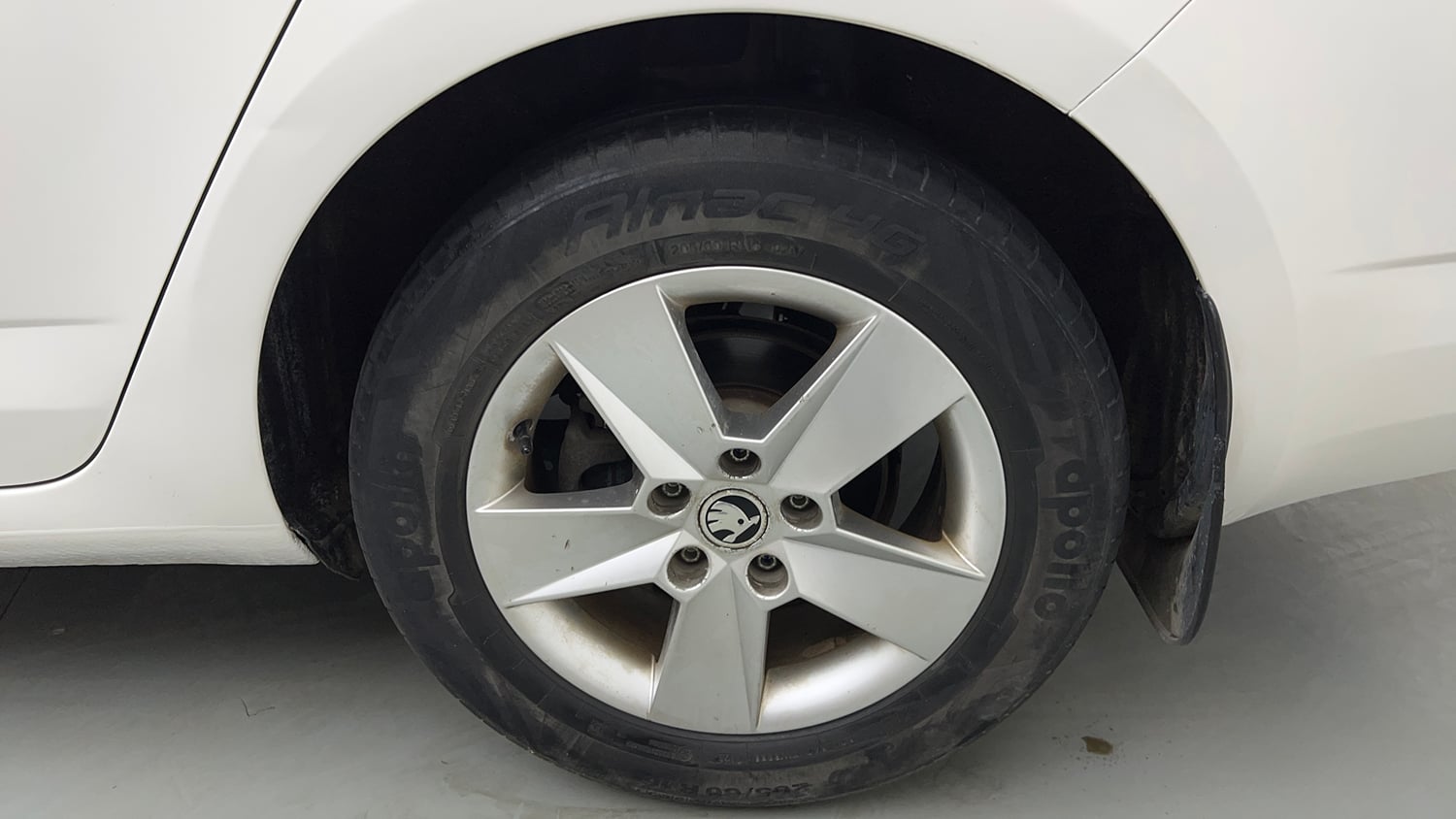 Used 2017 Skoda Octavia 1.8 TSI Ambition Plus AT Petrol Automatic tyres LEFT REAR TYRE RIM VIEW