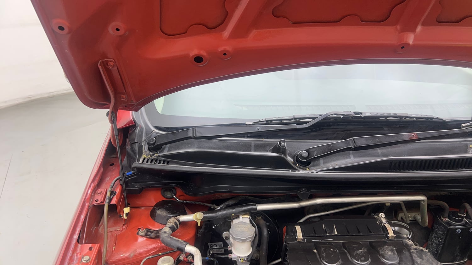 Used 2017 Maruti Suzuki Celerio ZXi AMT Petrol Automatic engine ENGINE RIGHT SIDE HINGE & APRON VIEW