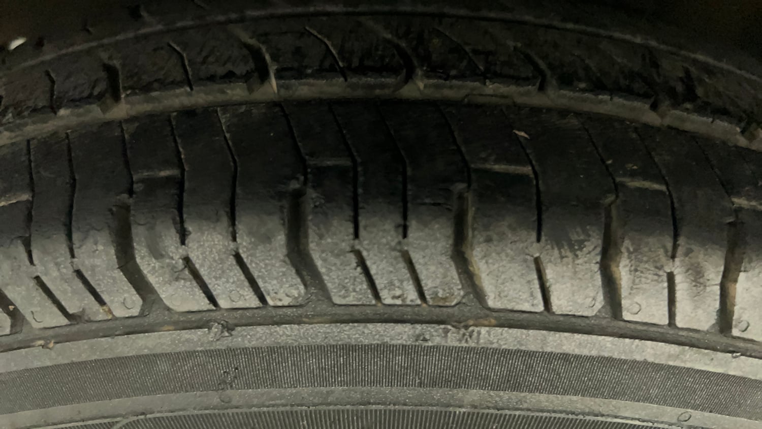 Used 2014 Hyundai i10 Magna 1.1 iRDE2 Petrol Manual tyres LEFT FRONT TYRE TREAD VIEW