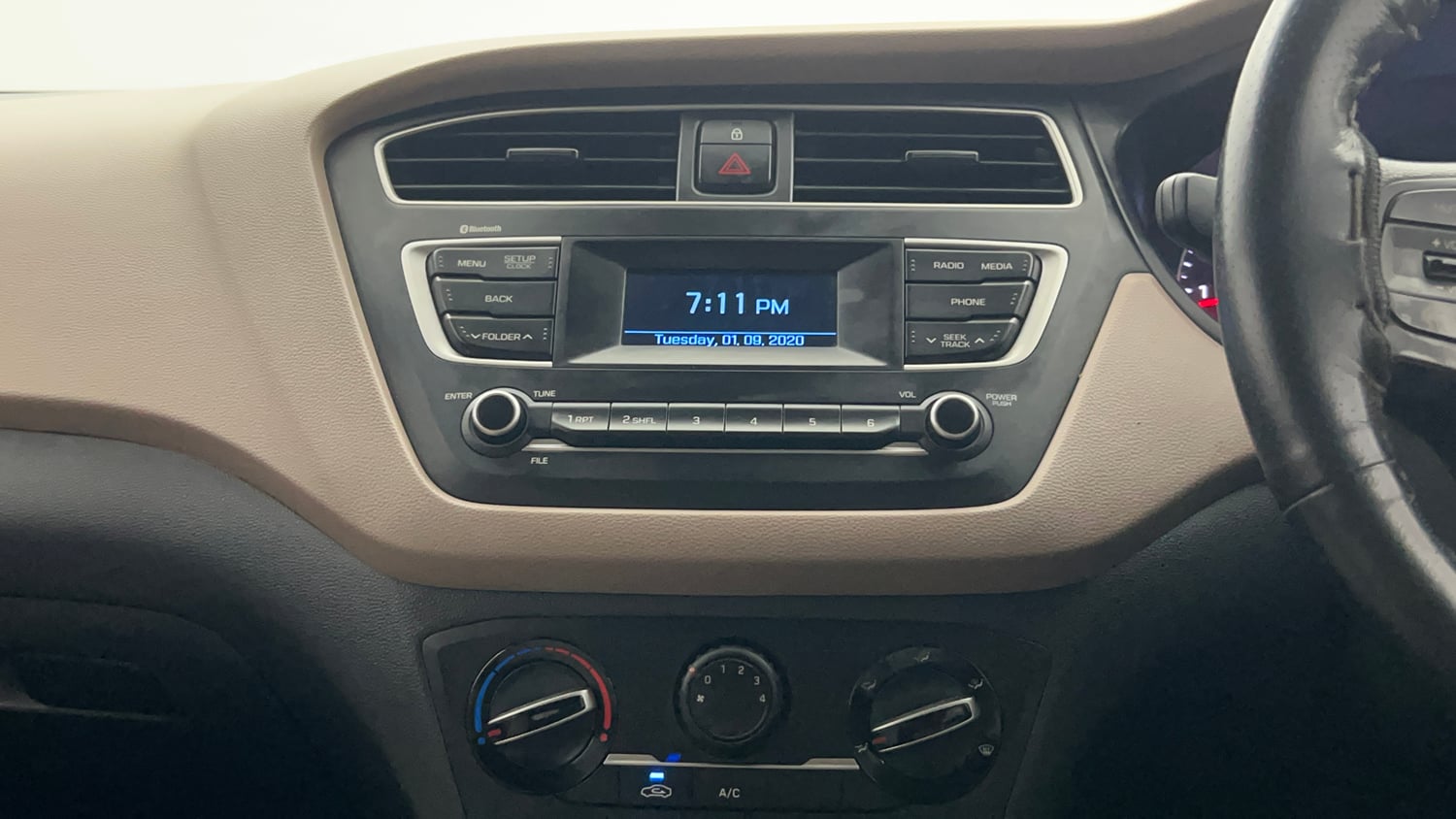 Used 2020 Hyundai Elite i20 Magna Plus 1.2 Petrol Manual top_features Integrated (in-dash) music system