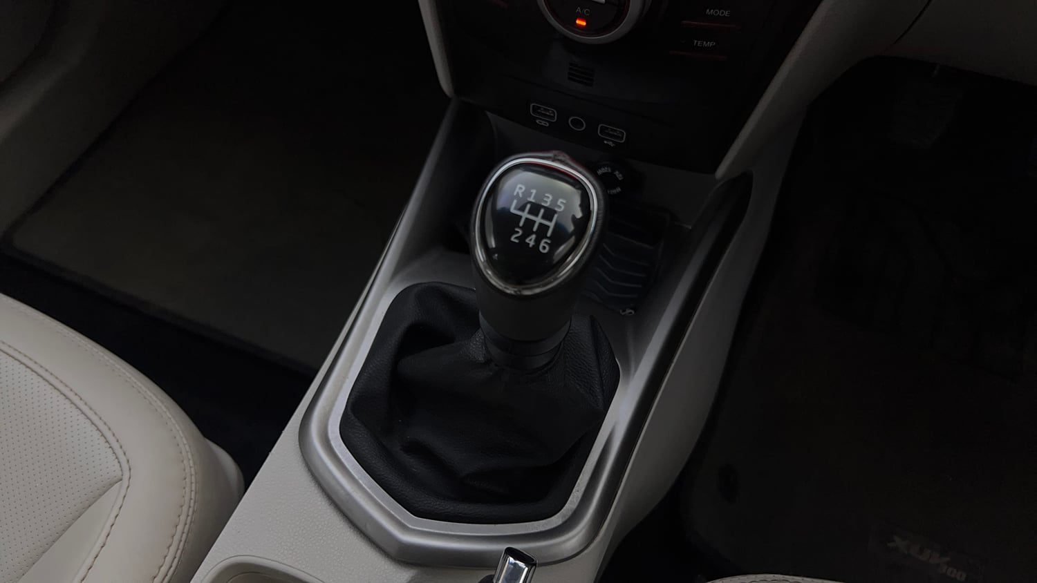 Used 2022 Mahindra XUV 300 W8 (O) 1.2 Petrol Petrol Manual interior GEAR  KNOB VIEW
