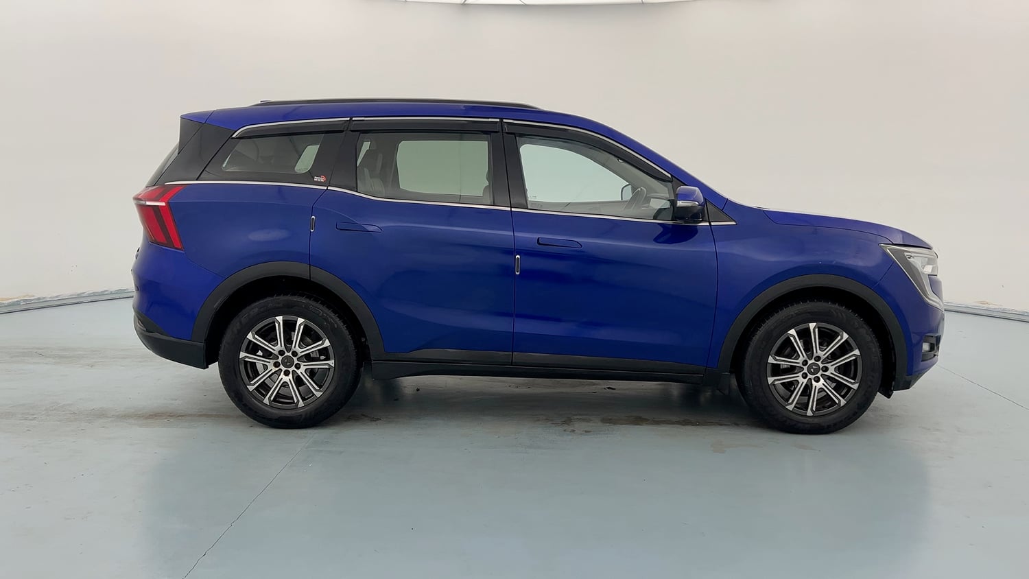 Used 2021 Mahindra XUV700 AX 7 Petrol AT Luxury Pack 7 STR Petrol Automatic exterior RIGHT SIDE VIEW