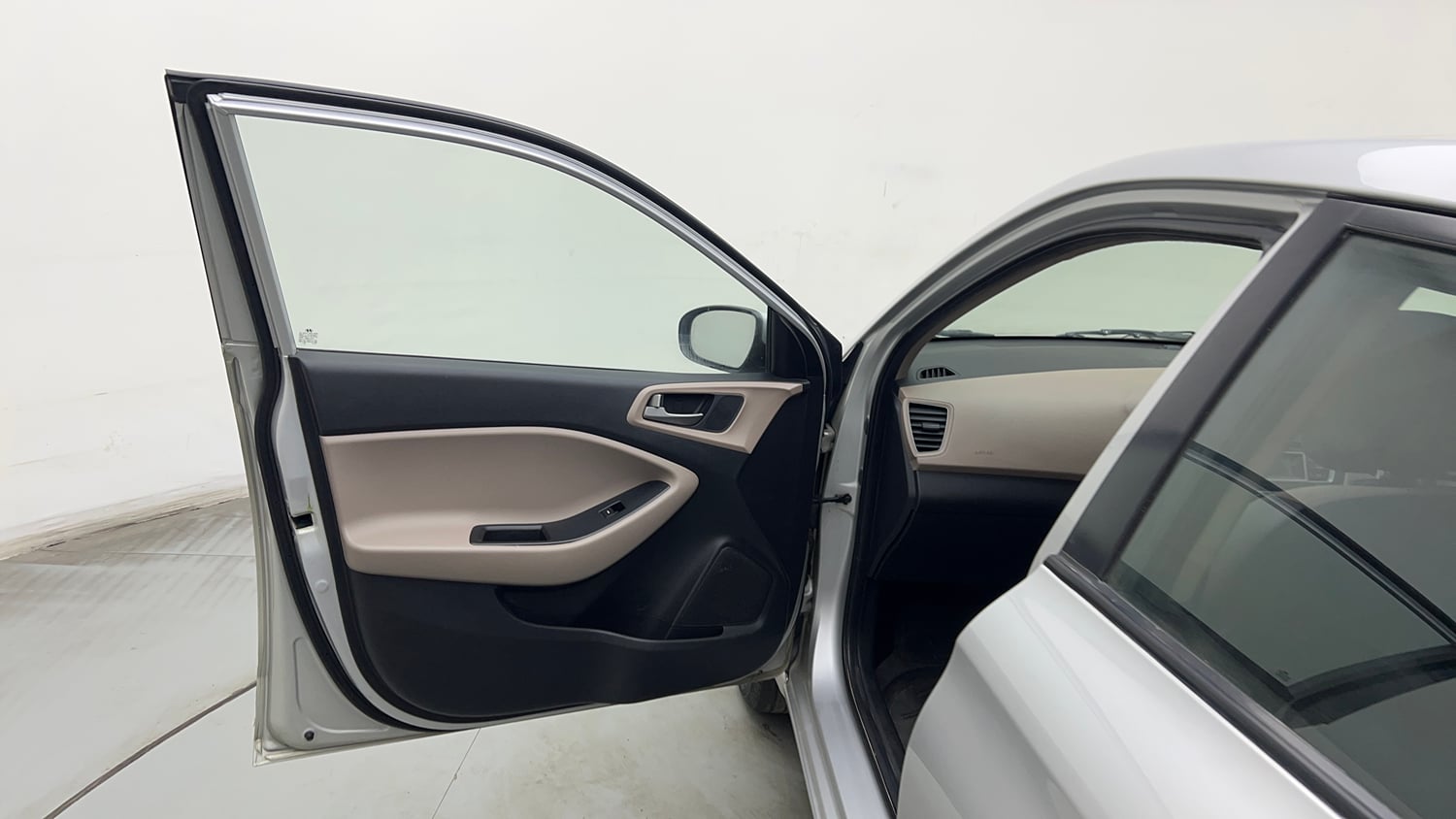 Used 2017 Hyundai Elite i20 Sportz 1.2 Petrol Manual interior LEFT FRONT DOOR OPEN VIEW
