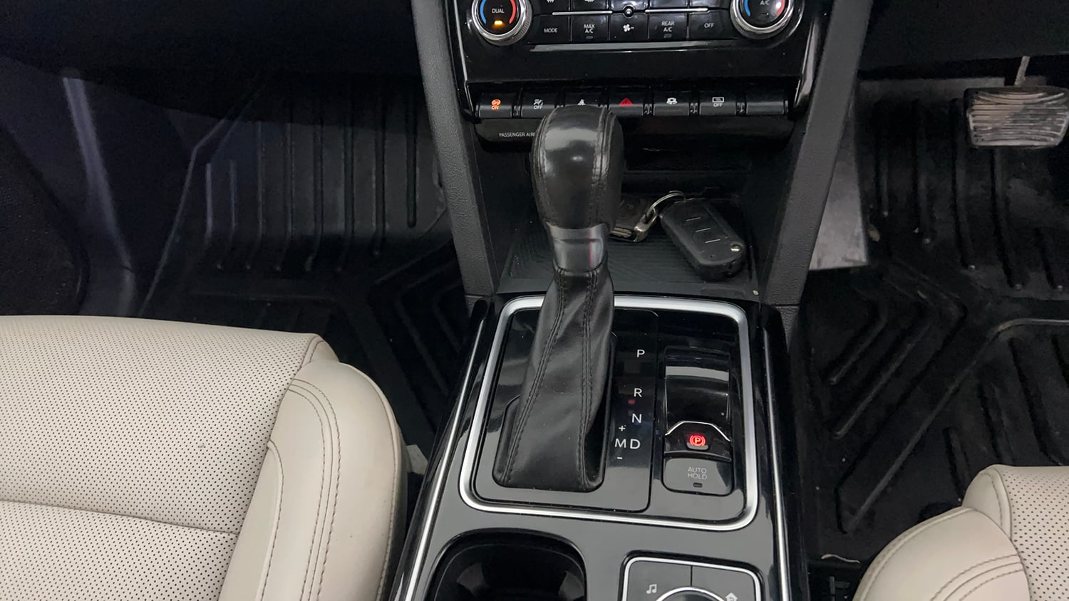 Used 2021 Mahindra XUV700 AX 7 Petrol AT Luxury Pack 7 STR Petrol Automatic interior GEAR  KNOB VIEW