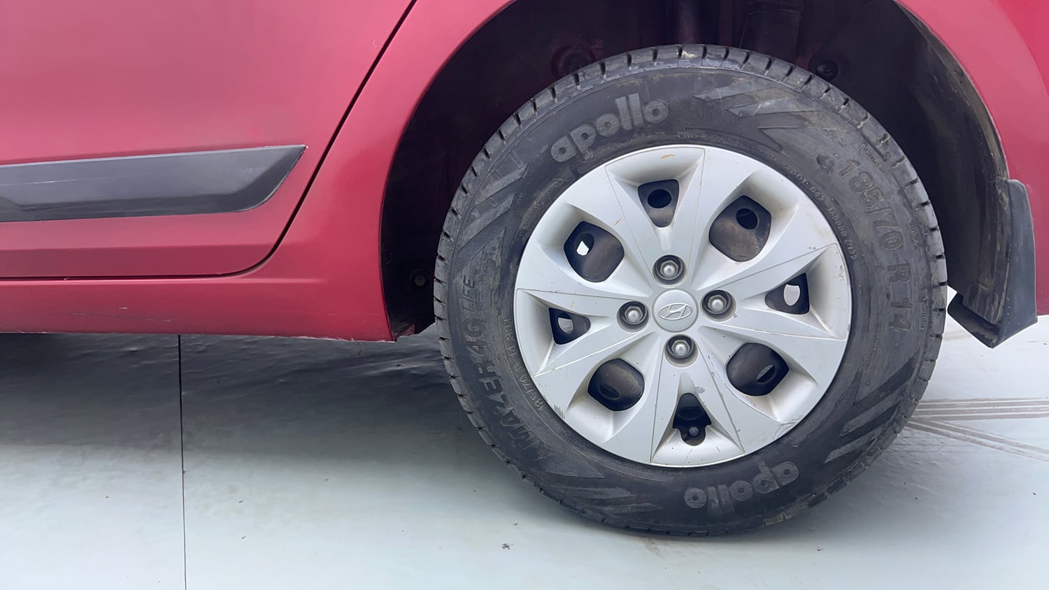 Used 2015 Hyundai Elite i20 Sportz 1.2 Petrol Manual tyres LEFT REAR TYRE RIM VIEW